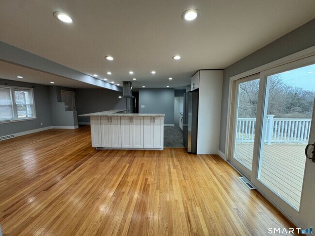 Building Photo - 16 Wedgewood Dr