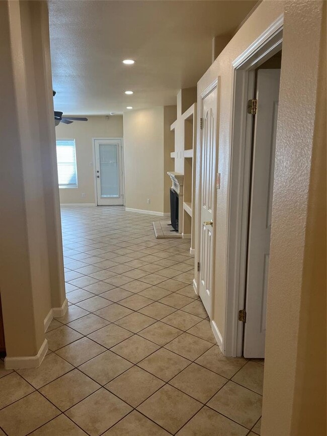 Building Photo - 1704 Ascot Ln