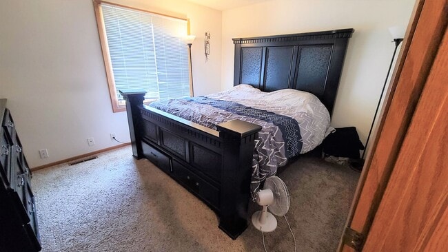 Building Photo - 2 Br/1.5 Ba TH w/Open Floor Plan, Attached...