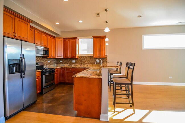 Building Photo - 4006 N Kilbourn Ave
