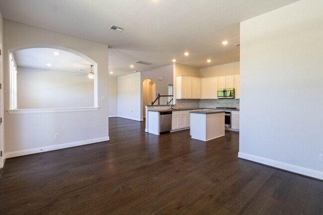 Building Photo - Stunning two story 4 bedroom with den and media/ game area in Pflugerville!