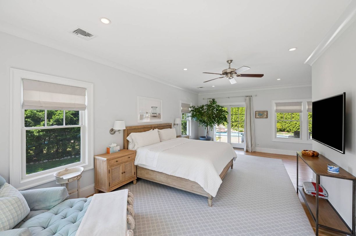 Building Photo - 32 W Neck Cir