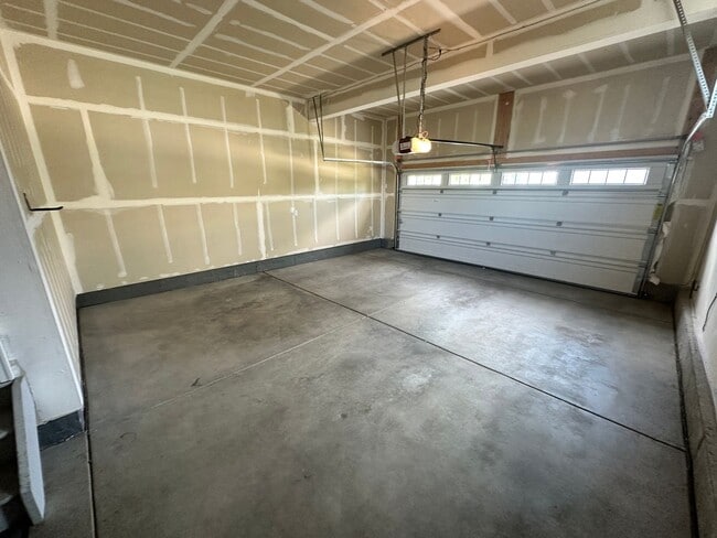 Building Photo - Beautiful 3 Bedroom Home (Available Immedi...