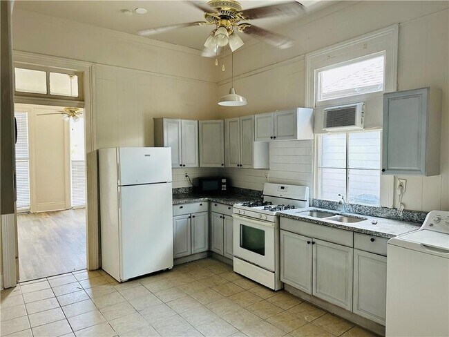 Building Photo - 2216 Jena St