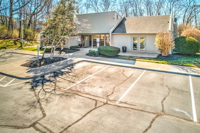 Building Photo - Beautifully updated, multi-level condo in ...