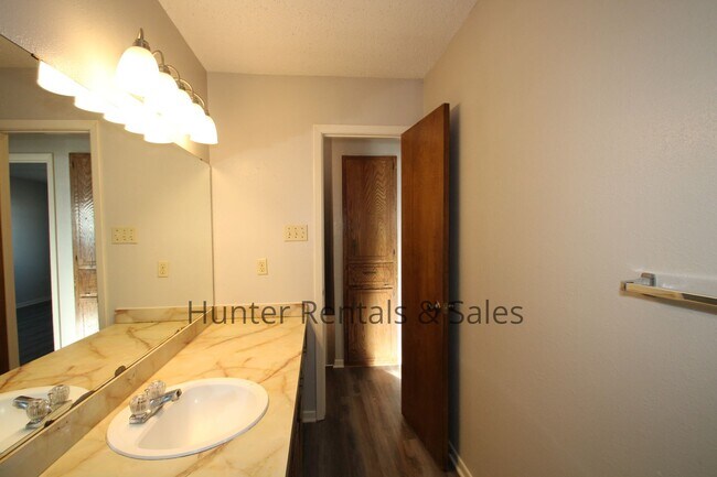 Building Photo - Super Cute!