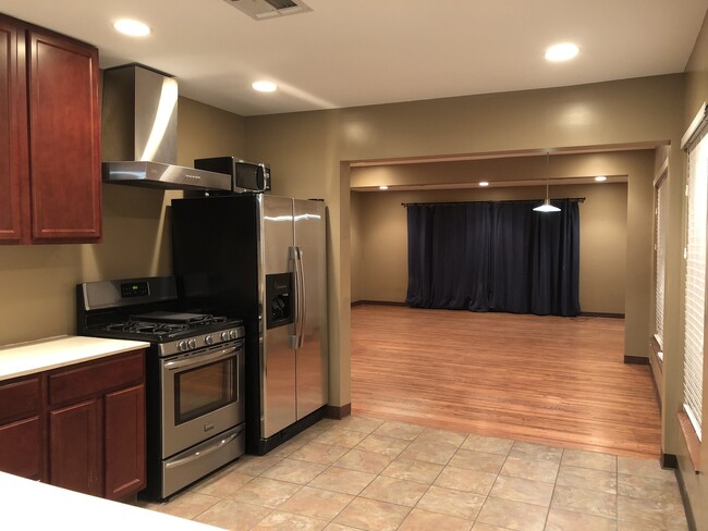 Building Photo - Updated Florence Park South Bungalow! 2 Be...