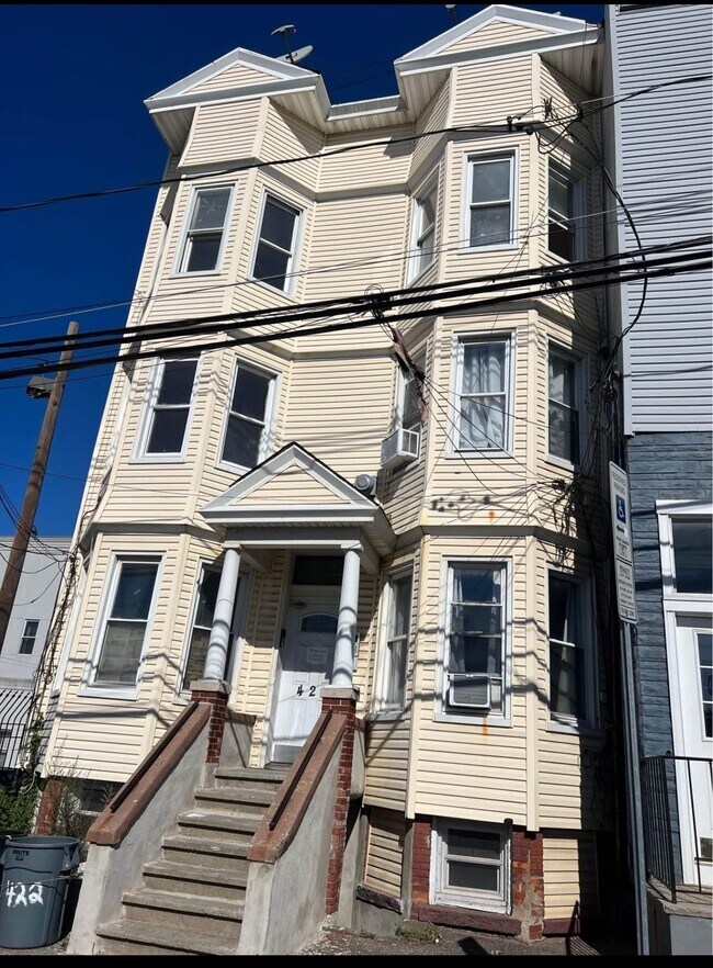 Primary Photo - 422 St Pauls Ave