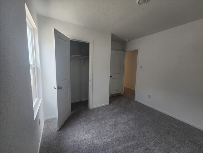 Building Photo - 906 Pertuso Ln