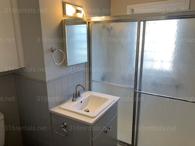 Building Photo - $900 - 2 bedroom / 1 bathroom - Single Family Home *COMING SOON*