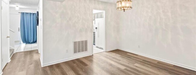 Building Photo - 2685 Meadowlawn Dr