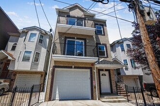 Building Photo - 449 S 18th St