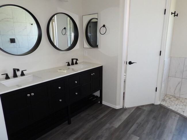 Building Photo - 5 bedroom 3 bath