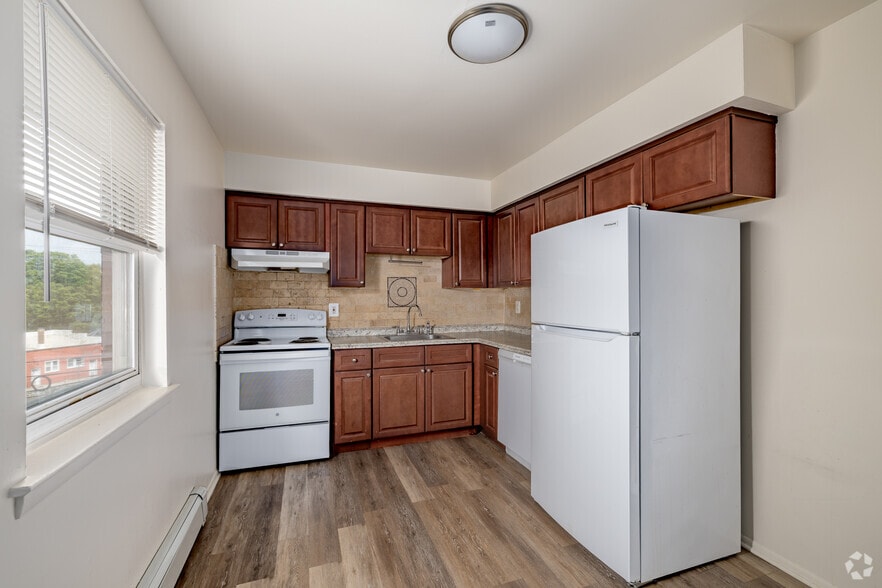 2BR, 1BA - 921SF - Kitchen - Hillside Gardens