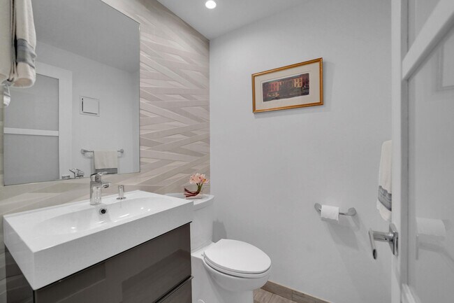 Building Photo - 4114 W Palm Aire Dr