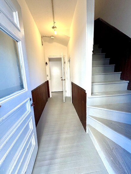 Building Photo - 184 Vernon St