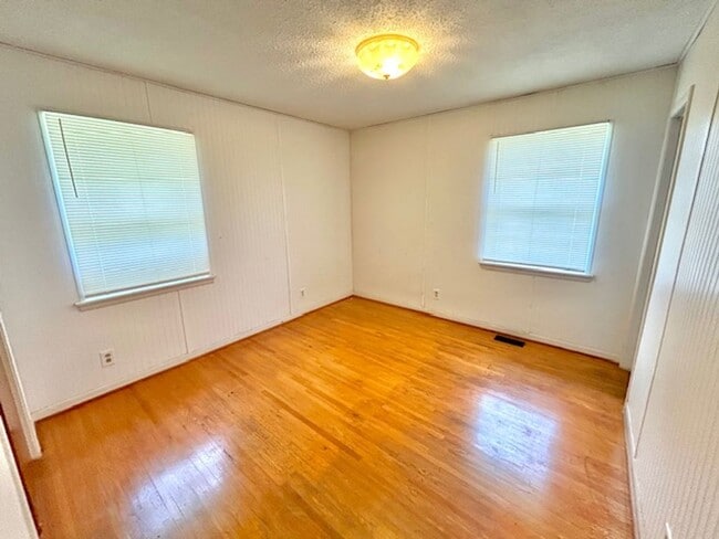 Building Photo - Available soon-6/9/26. Charming single-story home in the heart of Huntsville!