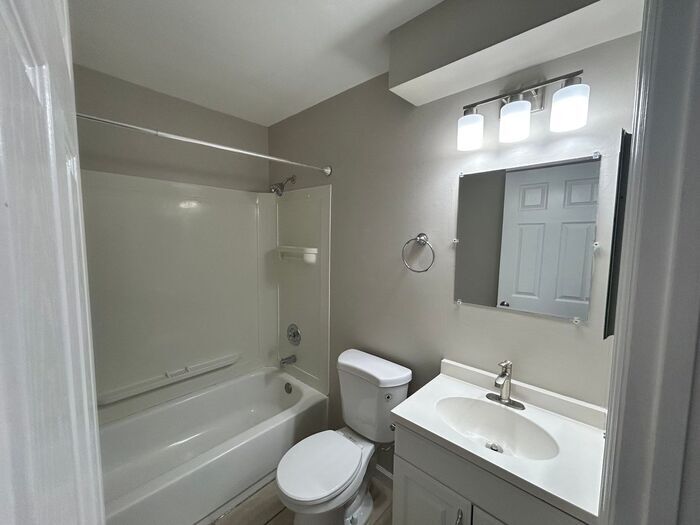 Building Photo - 404 Belmont St