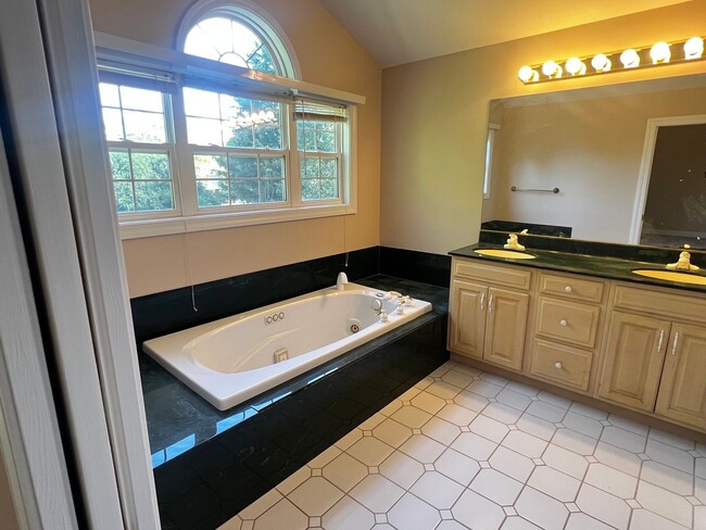 Building Photo - 2708 Bayhill Dr
