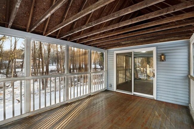 Building Photo - 25% off 1st months rent! Well maintained, 3 Bedroom single family home in lovely Westford neighbo...