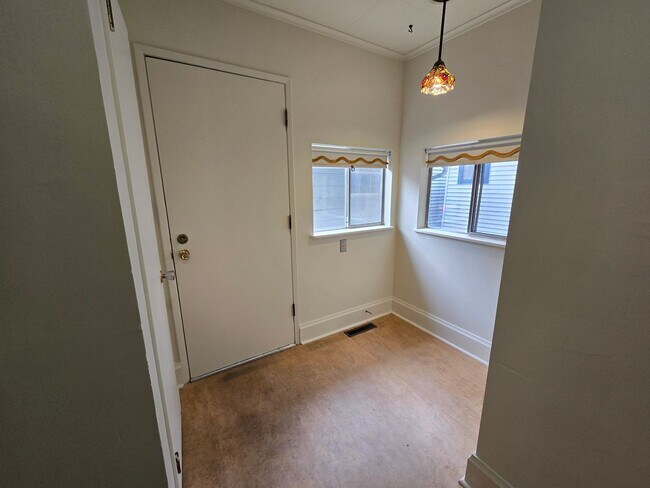 Building Photo - 331-33
