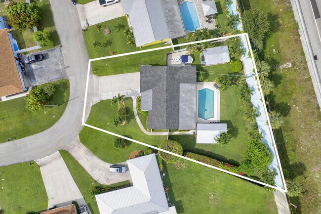Primary Photo - 10339 Daphne Ave