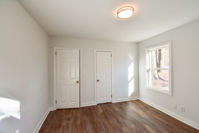 Building Photo - Welcome to this charming 3-bedroom, 1-bath...