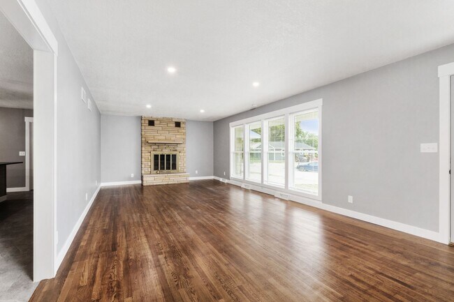 Building Photo - 1801 Elaine Dr