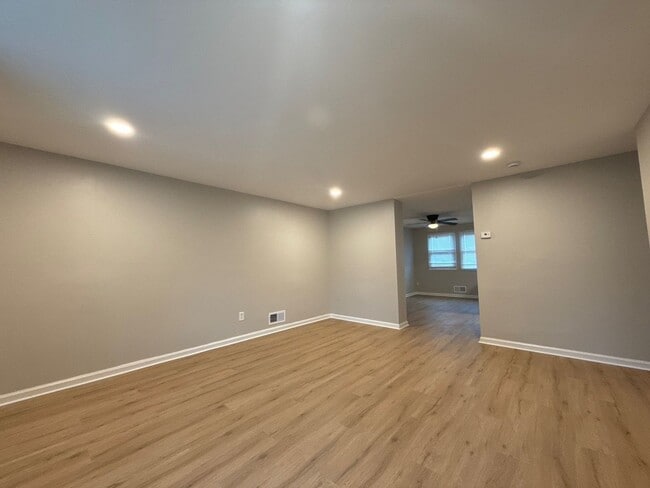 Building Photo - Three Bedroom Home In Essex