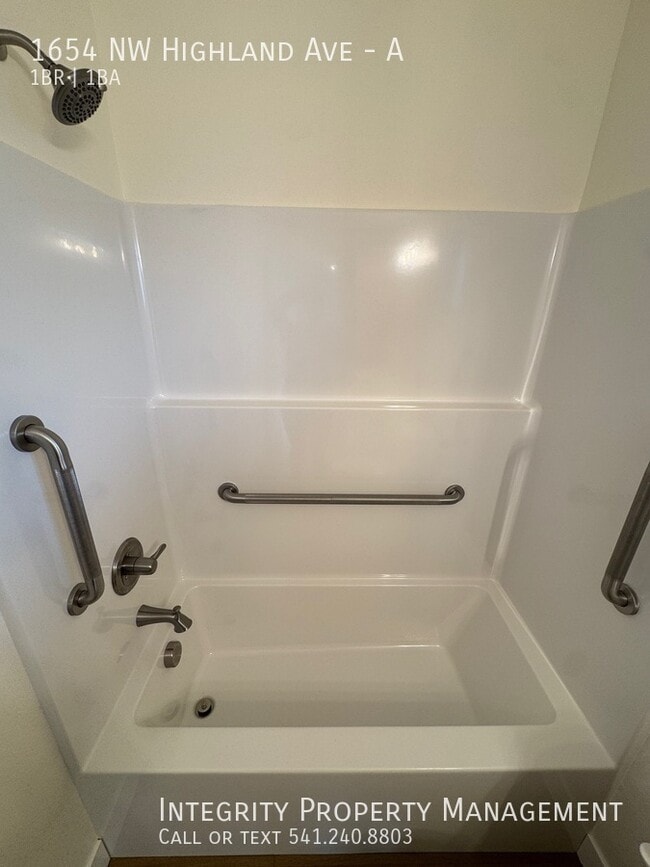 Building Photo - 1654 NW Highland Ave