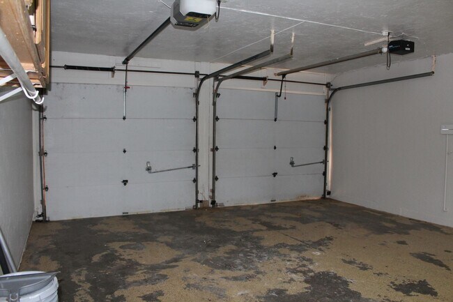 Building Photo - Huge Playroom - Family Room!