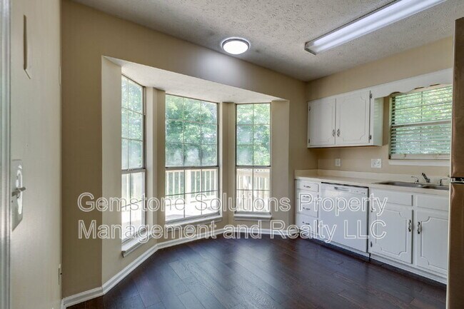 Building Photo - 1111 Cedarhill Ct