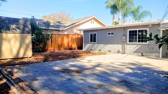 Building Photo - Beautifully Remodeled 2bd Single Story Hou...