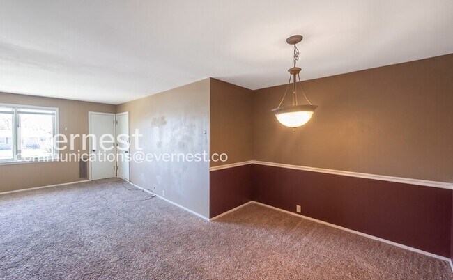 Building Photo - 452 W 104th St