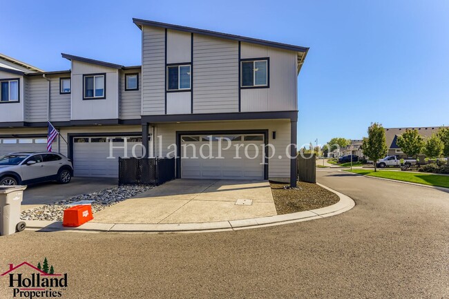 Building Photo - Beautiful 3-Bed Townhouse Near Downtown Hi...