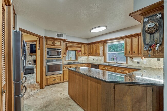 Building Photo - 660 Hillcrest Dr