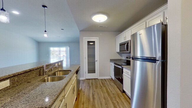 Building Photo - Like New Condo Style Upper 2 Bedroom 1 Bathroom Apartment is Available