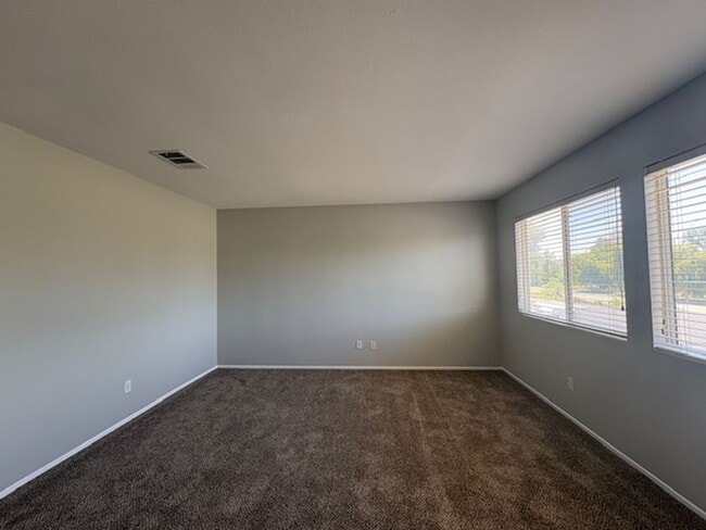 Building Photo - 4 Bedroom with NEW Carpet & Paint