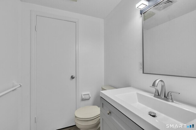 Building Photo - 15 Cardinal Dr