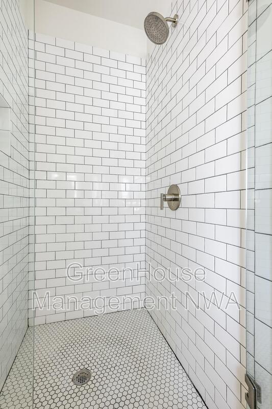 Building Photo - 636 SW B St