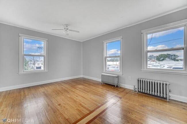 Building Photo - 2419 N Oak Park Ave