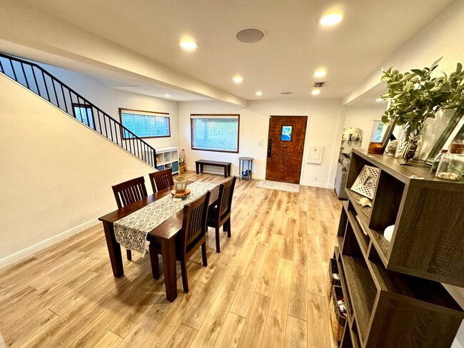 Building Photo - 1824 Mendota St