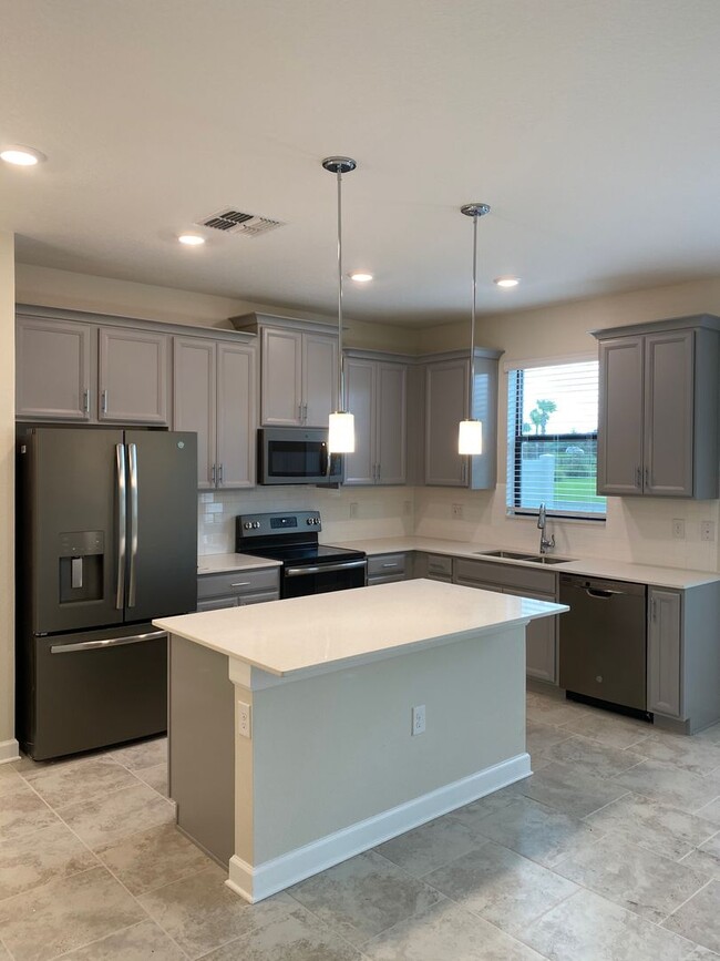 Building Photo - 3 BED 2.5 BATH TOWNHOME IN THE VISTAS AT C...