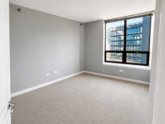 Building Photo - 400 N La Salle Dr