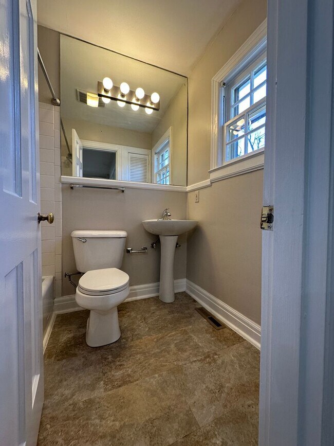 Building Photo - Coming Soon! Charming 1 BR House, 6 min from UK! New Flooring & Paint, Fenced Backyard, Pets Ok!