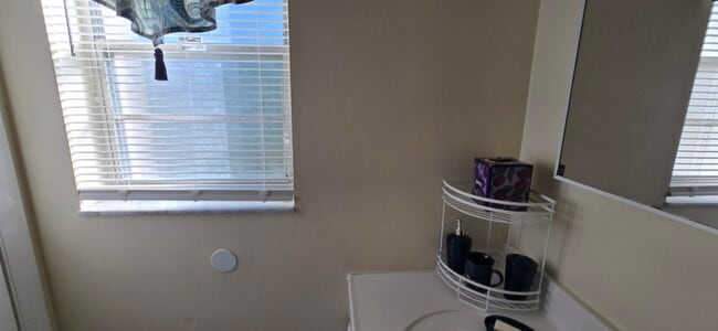 Building Photo - 1600 S N St