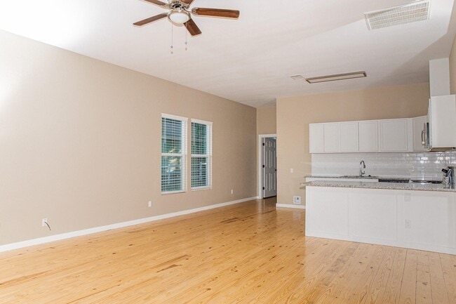 Building Photo - 211 N Austin St