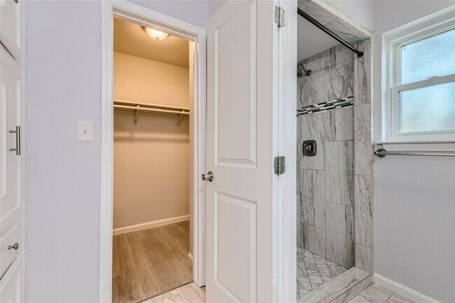 Building Photo - Stunning 4 bedroom for rent, mature trees,...
