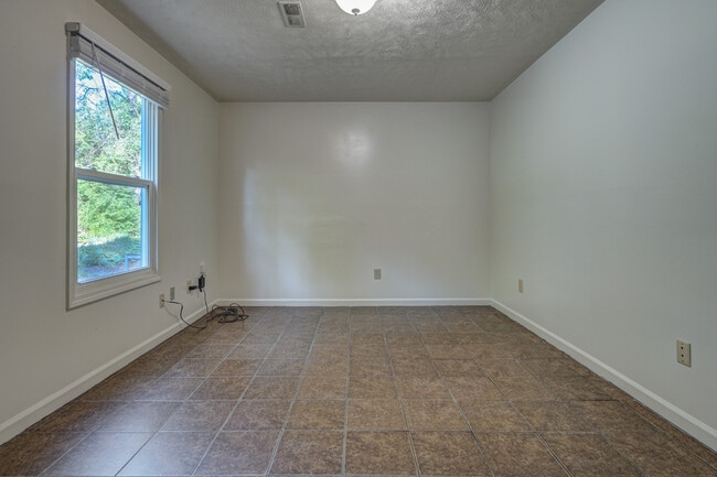 Building Photo - 135 Clover Valley Cir