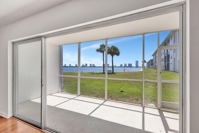 Building Photo - 2936 Lake Shore Dr